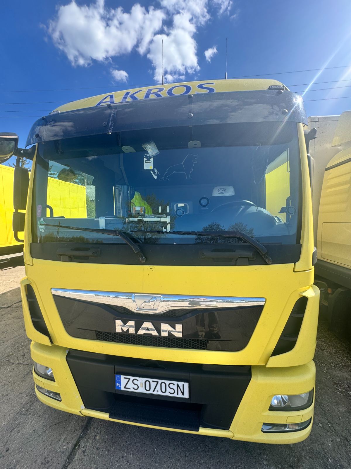 MAN TGL z logo AKROS — flota